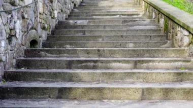 Dekoratif taş parmaklıklı gri beton merdivenler.