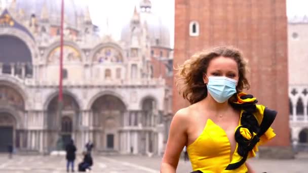 Žena v masce a slavnostní šaty procházky podél náměstí svatého Marka — Stock video