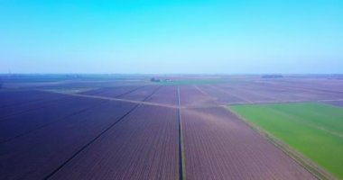 Arazi yakınlarındaki ekilmemiş tarlalar erken filizlenmiş.