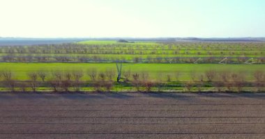 Sulama sistemi boruları sürülmüş alanlar arasında kurulur