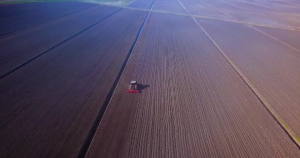 茶色の土地を耕す特別なトラクターと農業の地形 — ストック動画