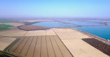 Su tarafından mükemmel dikey çizgileri olan ekilmemiş alanlar.