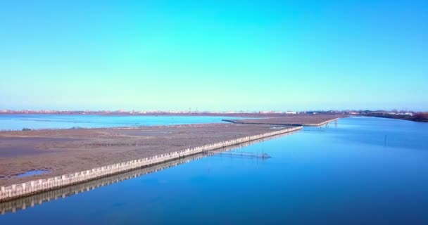 Terreno acuático con agua de canal azul rodea el pólder del suelo — Vídeo de stock