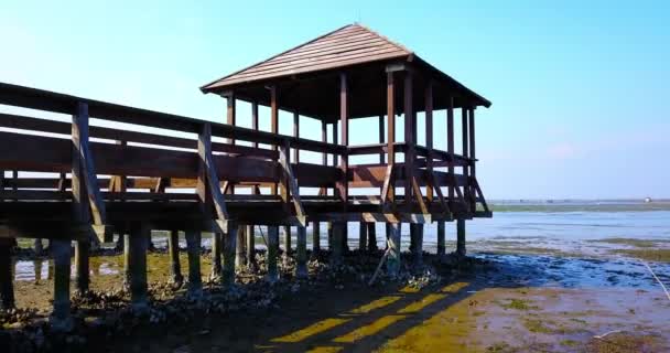 Drewniany pawilon na filarach bezkresnej weneckiej laguny — Wideo stockowe