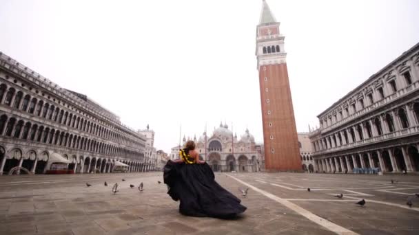 Modell bär vacker klänning körs längs berömda torget — Stockvideo