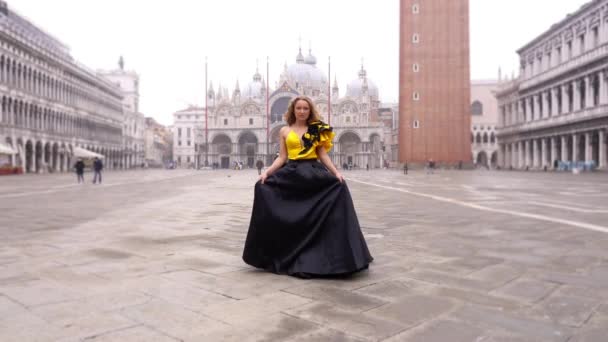 Gorgeous lady in fashionable carnival dress walks to camera — Stock Video