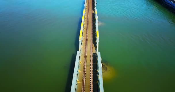 Canal turquesa bajo estrecho puente ferroviario de vía única — Vídeo de stock