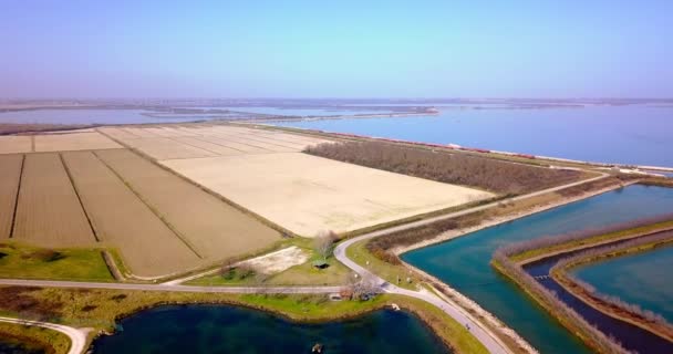 폴더들 사이의 길고 밝은 베네치아 해협 근처에는 파종되지 않은 밭 — 비디오