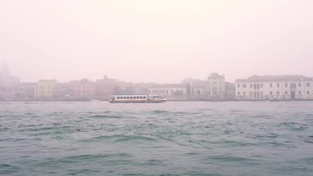 Velocidades de barco de prazer turístico contra a cidade antiga no nevoeiro — Vídeo de Stock