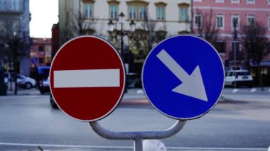 Giriş yok ve metal destekte sağ yol işaretlerini koru