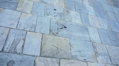 Gri ve kahverengi renklerden oluşan eski kaldırımda yakın çekim