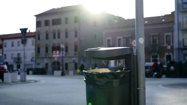 Czarny kosz na śmieci z jednorazową plastikową torbą zamocowaną na słupie — Wideo stockowe