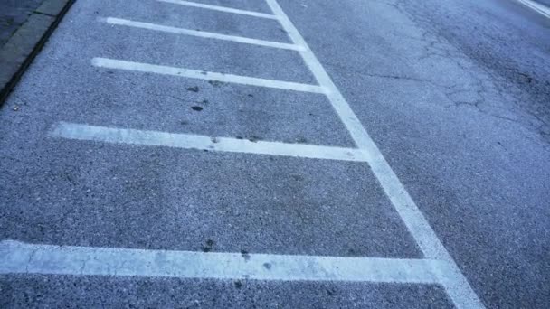 Weiße Streifen der Parkplatzmarkierung auf Asphalt am Gehweg — Stockvideo