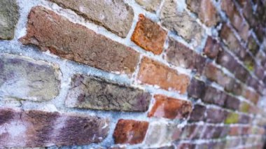 Turuncu ve gri renkli eski hasarlı tuğla duvar