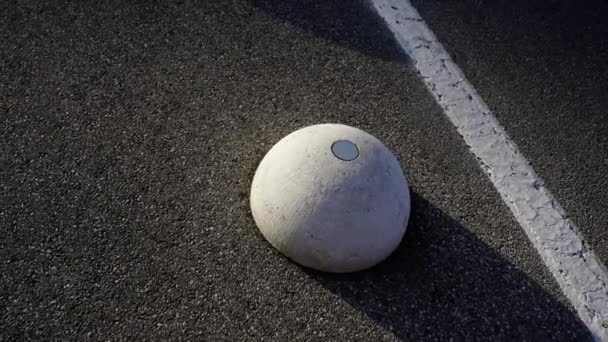 Esfera de aparcamiento blanco proyecta gran sombra en camino de asfalto gris — Vídeo de stock