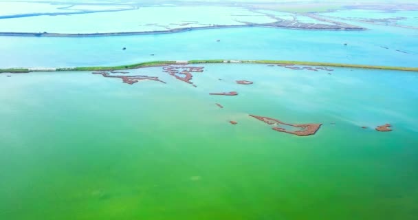 Azure Venetian laguny z wysokiej trawy paski ziemi wiosną — Wideo stockowe