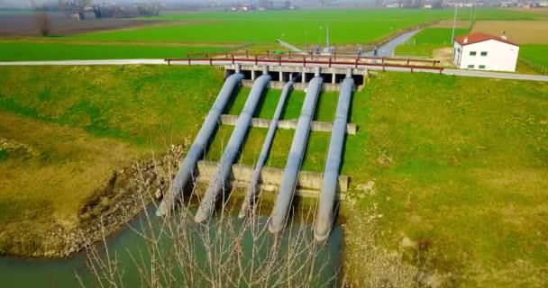 Sistema de riego en el río bajo puente en la zona rural — Vídeo de stock