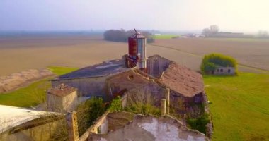 Kuşlar köy sınırındaki terk edilmiş çiftlik evinin üzerinde uçuyor.