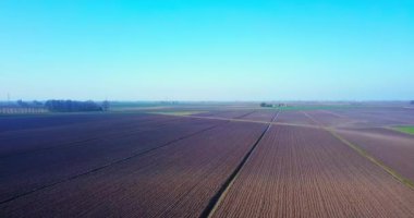 Sonsuz koyu kahverengi tohumsuz tarlaları olan kırsal alan.