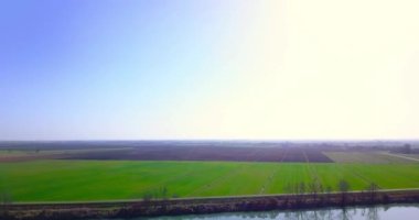 Sınırsız yeşil alana karşı asfalt yol kanal.