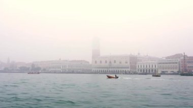 Venedik göl suyu sisli şehir merkezine karşı