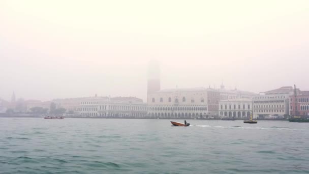 Lagunenwasser von Venedig gegen berühmtes Stadtzentrum im Nebel — Stockvideo