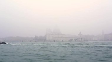 Ortaçağ binası siluetleri sislerin arasında duruyor.