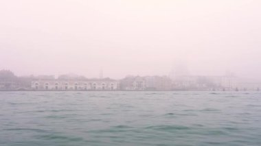 Tarihsel şehir merkezine karşı sisli Venedik lagünü suyu
