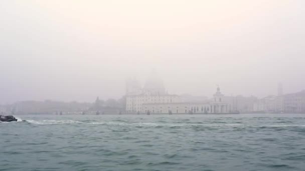 Középkori épület sziluettek állnak ködben lagúna — Stock videók