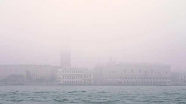 Fog covers famous Italian city center and old buildings — стокове відео