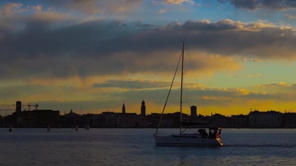 Yacht hajtogatott vitorla sodródik lagúna múlt történelmi város — Stock videók