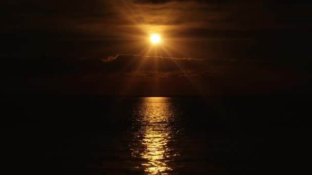 Beaming sun disk light reflects on water in boundless sea — Stock Video