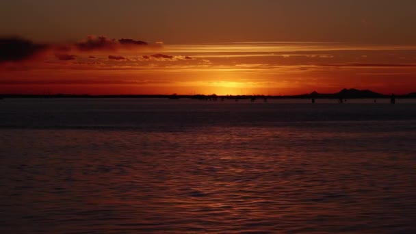 Ενετική λιμνοθάλασσα με κυματιστό νερό που αντανακλά το ηλιοβασίλεμα — Αρχείο Βίντεο