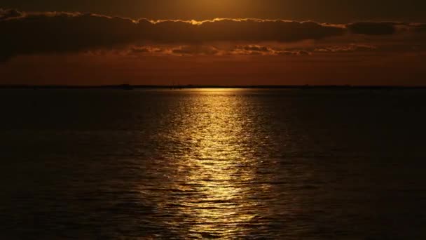 Boat sails in Venetian lagoon with sunlight reflection — Stockvideo