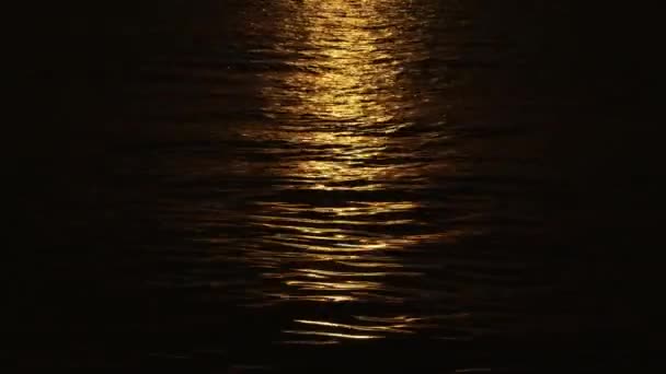 Brillante reflejo de la luz del sol sobre el agua en la laguna veneciana — Vídeos de Stock