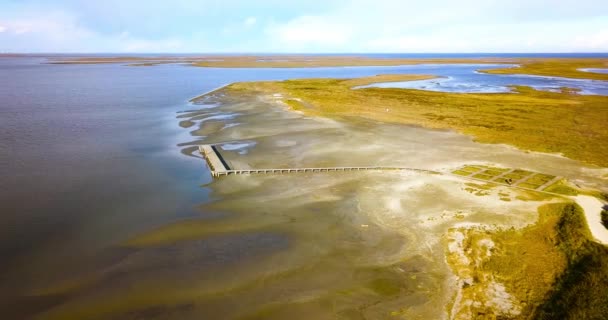 Muelle de madera con pasarela turística cerca de laguna veneciana — Vídeo de stock