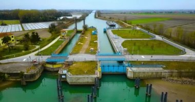 Gemiler için iki geçidi olan bir nehir barajı.