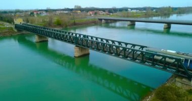Tren nehri geçerken köprüyü geçer.