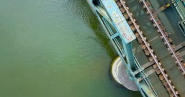 Nehrin üzerinde tren rayları olan çelik köprü.