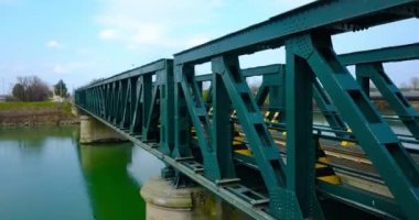 Nehir boyunca modern ve dayanıklı çelik köprü