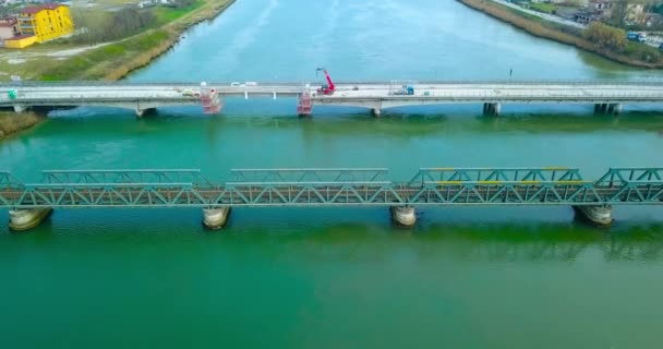 Due ponti dall'alto con il passaggio per il treno e per le auto — Video Stock