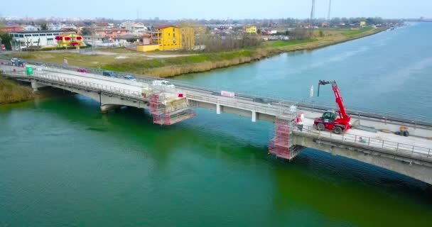 Egy híd a folyó felett, egy épülő résszel. — Stock videók