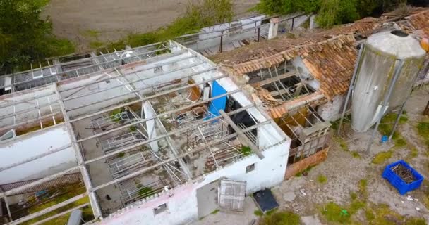 Un edificio agricolo abbandonato e distrutto — Video Stock