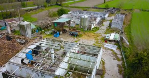 Terk edilmiş ve yok edilmiş bir çiftlik hayvanı fabrikası. — Stok video