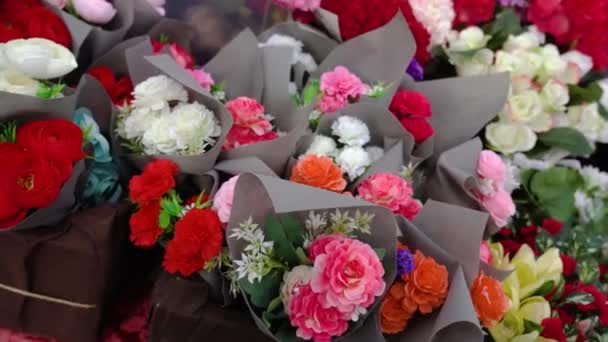 봄철의 화려 한 장미와 튤립 꽃꽂이가 막히다 — 비디오