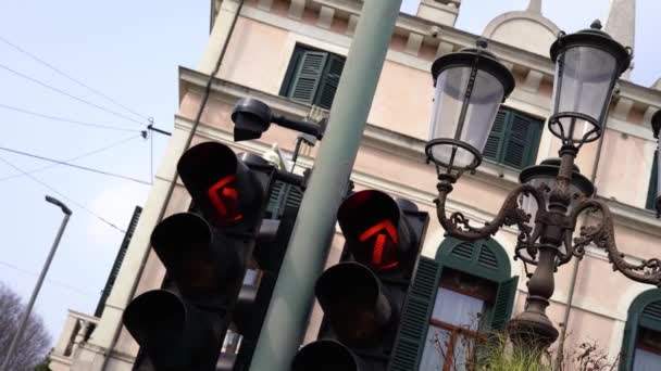 Traffic lights near historical street lamp against building — Stock Video