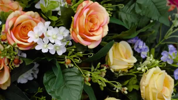 Гібридні чайні троянди серед квітів на місцевому квітковому ринку — стокове відео