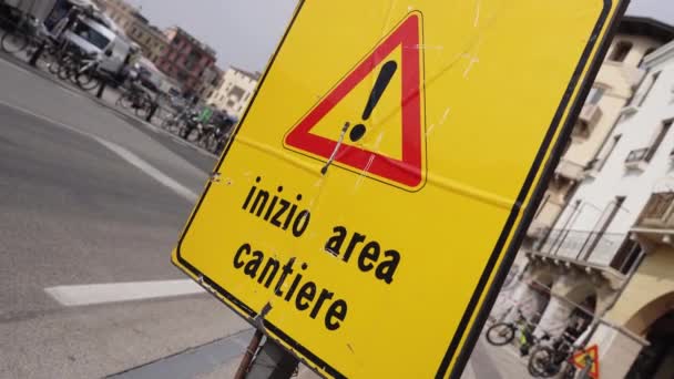 Asfalt yolunun yanındaki kaldırımda inşaat alanı uyarı işareti — Stok video