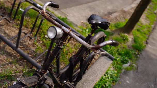 Rusty kolo s lampou zaparkovanou asfaltovým chodníkem — Stock video
