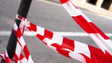 Trafik güvenlik konisi yakınındaki kırmızı ve beyaz bariyer şeridi